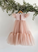 Lade das Bild in den Galerie-Viewer, Märchenhaftes Prinzessinnenkleid aus Tüll mit Federdetails
