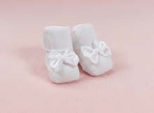 Lade das Bild in den Galerie-Viewer, Weiße Baby Söckchen mit Schleife – festlich &amp; elegant

