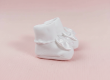 Lade das Bild in den Galerie-Viewer, Weiße Baby Söckchen mit Schleife – festlich &amp; elegant
