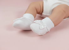 Lade das Bild in den Galerie-Viewer, Weiße Baby Söckchen mit Schleife – festlich &amp; elegant
