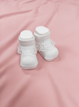 Lade das Bild in den Galerie-Viewer, Weiße Baby Söckchen mit Spitze – festliche Babysocken für Taufe &amp; besondere Anlässe
