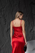 Lade das Bild in den Galerie-Viewer, Elegantes rotes Satinkleid in Midilänge mit Spaghettiträgern – perfektes Abendkleid für besondere Anlässe

