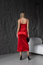 Lade das Bild in den Galerie-Viewer, Elegantes rotes Satinkleid in Midilänge mit Spaghettiträgern – perfektes Abendkleid für besondere Anlässe
