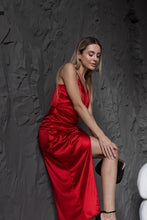 Lade das Bild in den Galerie-Viewer, Elegantes rotes Satinkleid in Midilänge mit Spaghettiträgern – perfektes Abendkleid für besondere Anlässe
