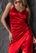 Lade das Bild in den Galerie-Viewer, Elegantes rotes Satinkleid in Midilänge mit Spaghettiträgern – perfektes Abendkleid für besondere Anlässe
