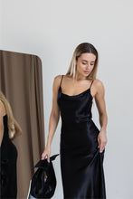 Lade das Bild in den Galerie-Viewer, Elegantes Satin-Midikleid in Schwarz – 100% Viskose
