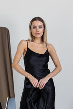 Lade das Bild in den Galerie-Viewer, Elegantes Satin-Midikleid in Schwarz – 100% Viskose
