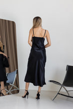 Lade das Bild in den Galerie-Viewer, Elegantes Satin-Midikleid in Schwarz – 100% Viskose
