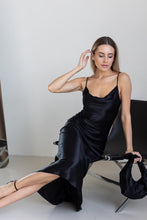 Lade das Bild in den Galerie-Viewer, Elegantes Satin-Midikleid in Schwarz – 100% Viskose
