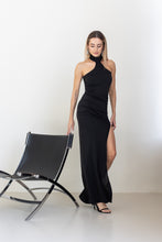 Lade das Bild in den Galerie-Viewer, Frau in einem eleganten schwarzen One-Shoulder-Stretchkleid mit hohem Schlitz,
