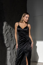 Lade das Bild in den Galerie-Viewer, Elegantes Schwarzes Wickel-Abendkleid mit Schlitz – Figurbetonte Silhouette
