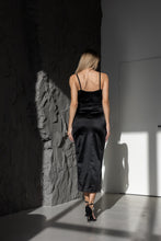 Lade das Bild in den Galerie-Viewer, Elegantes Schwarzes Wickel-Abendkleid mit Schlitz – Figurbetonte Silhouette
