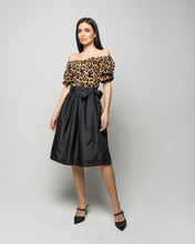 Lade das Bild in den Galerie-Viewer, Animal-Print trifft Tracht – Einzigartige Damen-Dirndl
