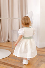 Lade das Bild in den Galerie-Viewer, Dirndl zur Taufe - Festliches Dirndl für Mädchen in Pastelltönen, gefertigt aus Seide und Baumwolle, ideal für Taufe.
