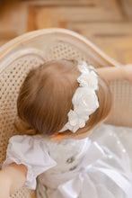 Lade das Bild in den Galerie-Viewer, Festliches Baby Dirndl in Silber mit Spitze für die Taufe, Hochzeiten oder Oktoberfest
