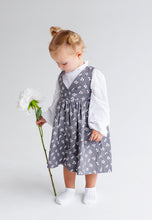 Lade das Bild in den Galerie-Viewer, Elegantes festliches Kleid aus Cord in grau, ideal für besondere Gelegenheiten und schicke Events.
